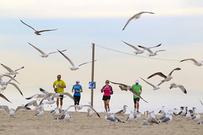 People running their 1km in Hyrox