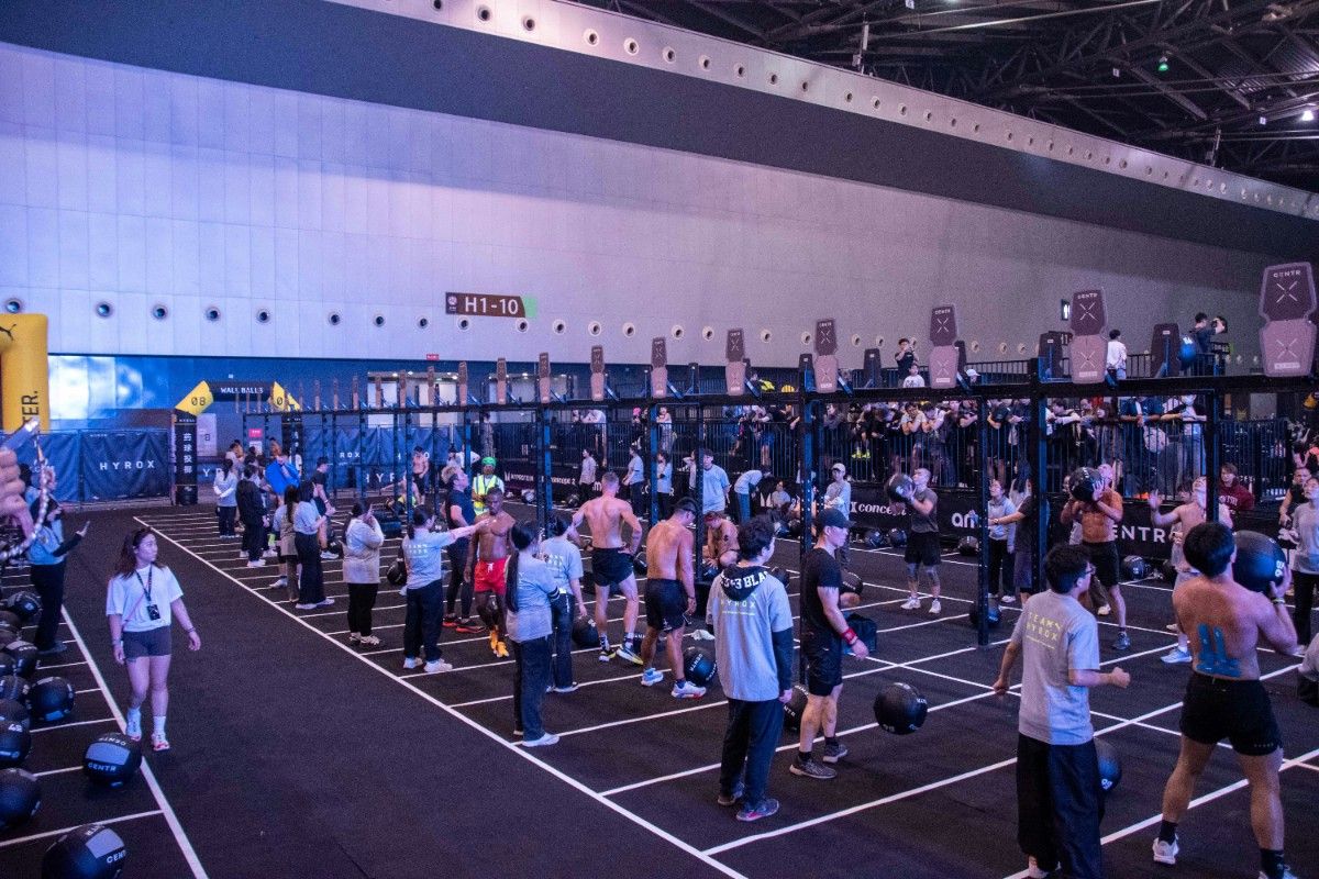 People completing Hyrox in pairs 